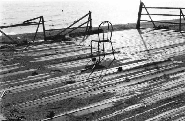 Anora la sedia, la terrazza e il mare d&#039;inverno